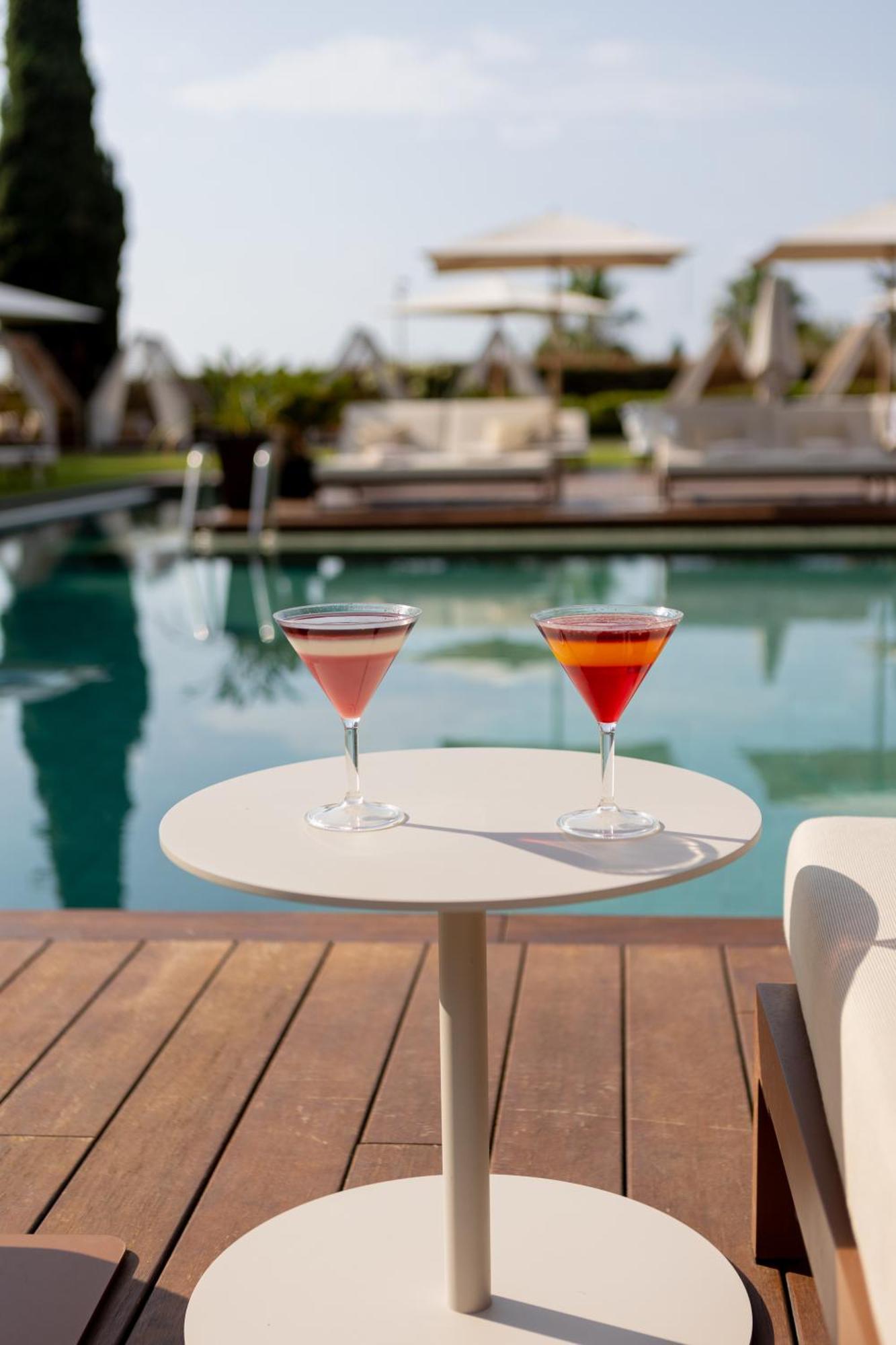 Hotel Miramar Barcelona Gl Kültér fotó Cocktails at the pool