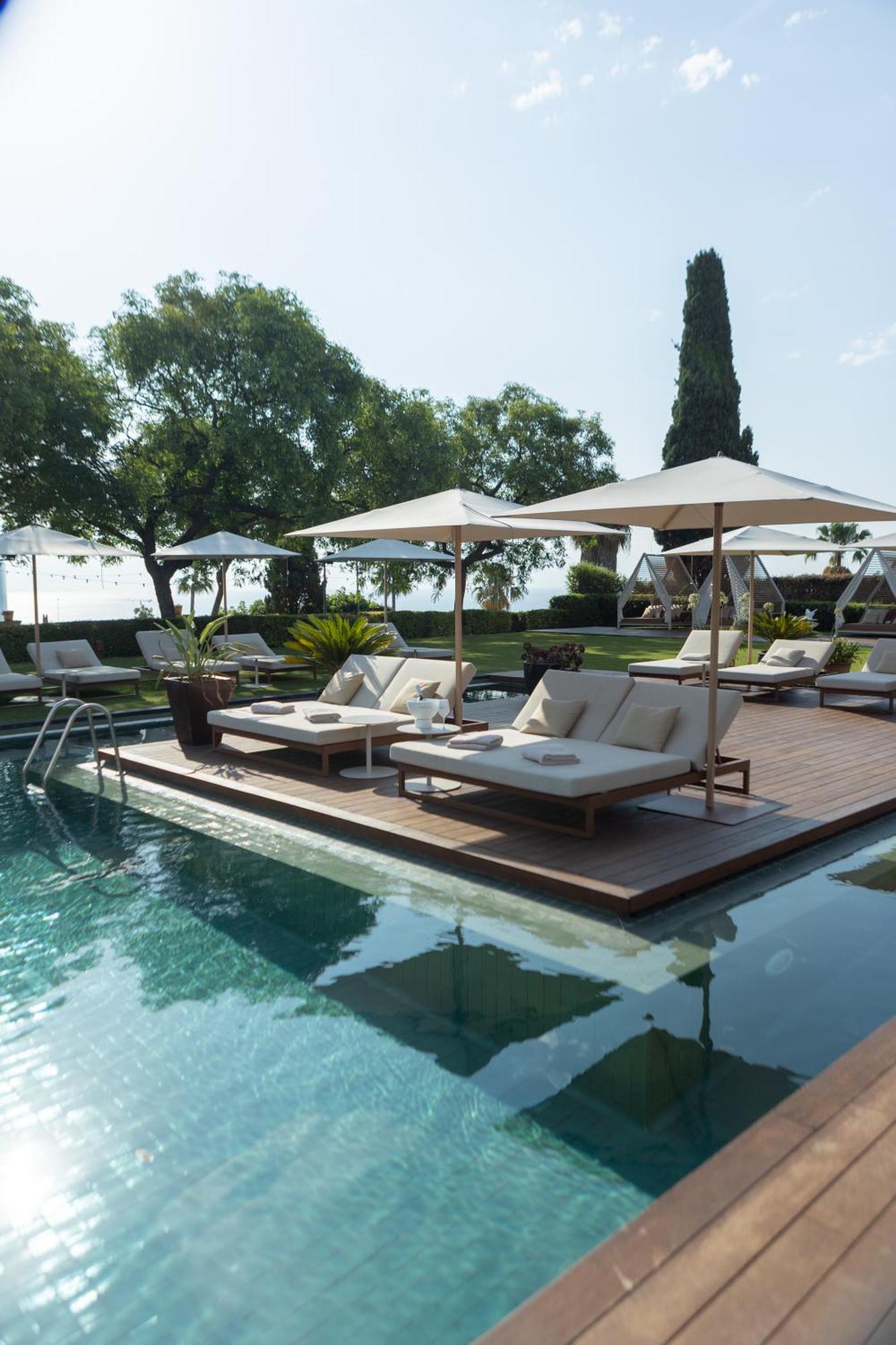 Hotel Miramar Barcelona Gl Kültér fotó The pool at the hotel