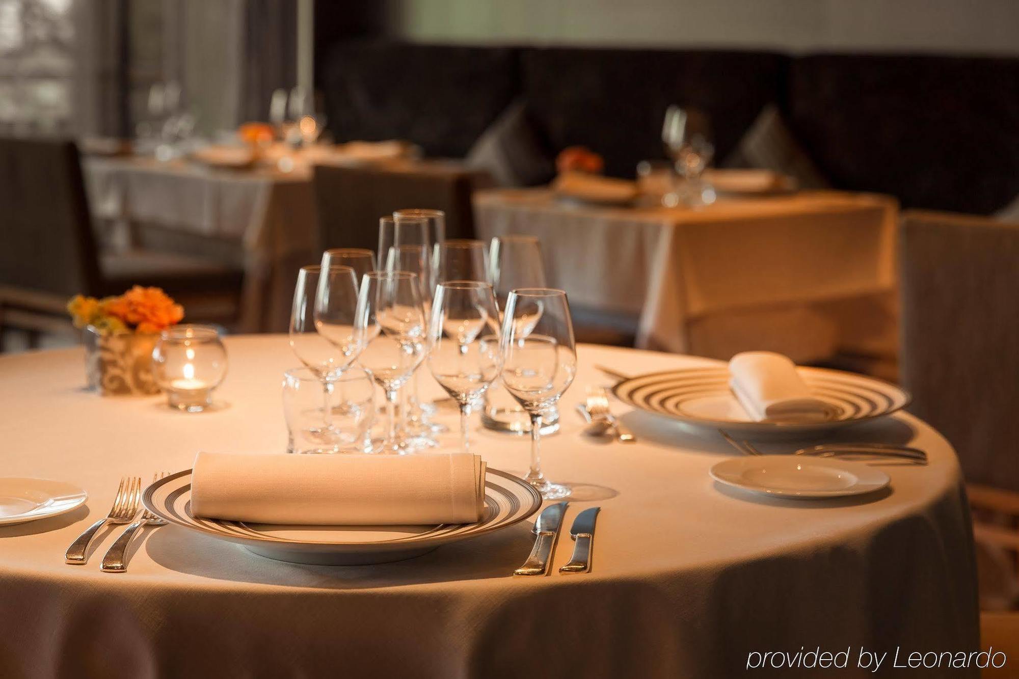 Hotel Miramar Barcelona Gl Kültér fotó Table setting at the restaurant